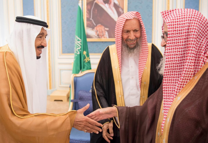 الملك يستقبل المفتي والأمراء والعلماء وجموعا من المواطنين