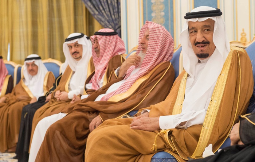 الملك يستقبل المفتي والأمراء والعلماء وجموعا من المواطنين