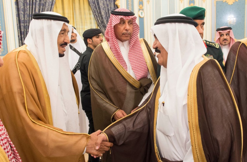 الملك يستقبل المفتي والأمراء والعلماء وجموعا من المواطنين