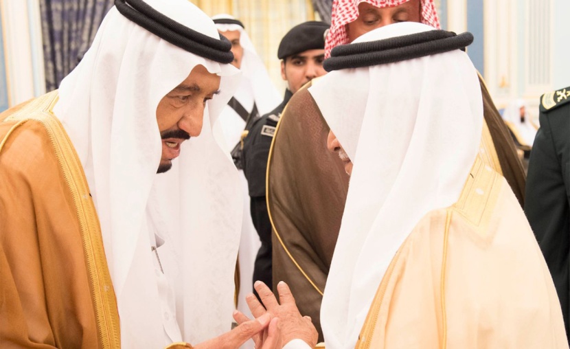 الملك يستقبل المفتي والأمراء والعلماء وجموعا من المواطنين