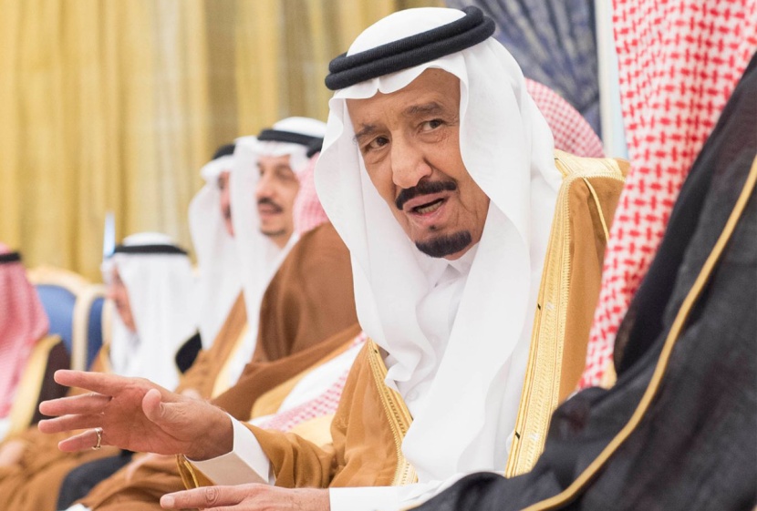 الملك يستقبل المفتي والأمراء والعلماء وجموعا من المواطنين