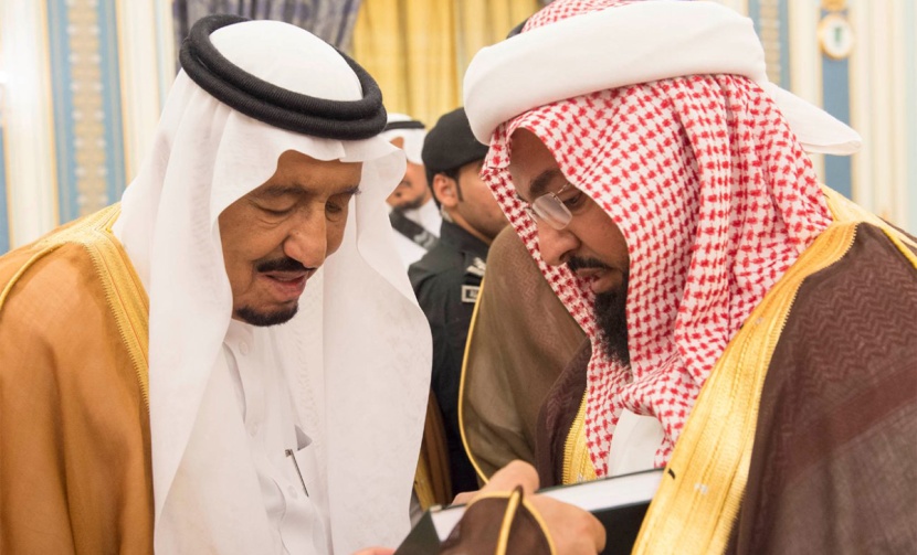 الملك يستقبل المفتي والأمراء والعلماء وجموعا من المواطنين