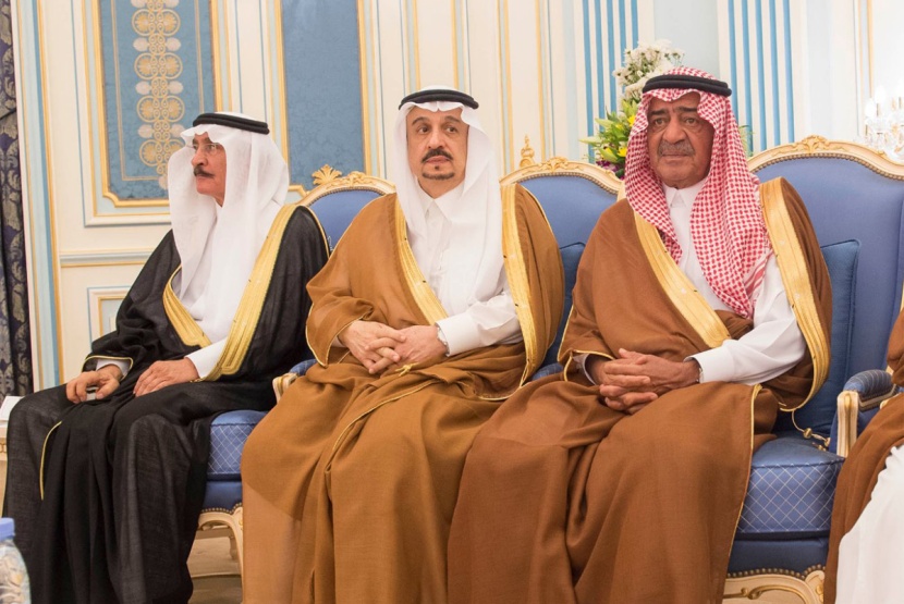 الملك يستقبل المفتي والأمراء والعلماء وجموعا من المواطنين