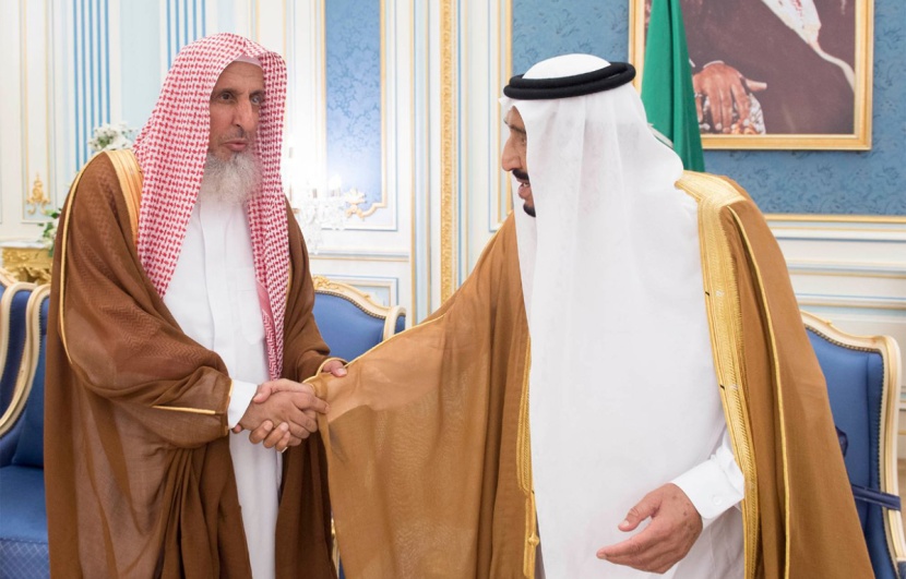 الملك يستقبل المفتي والأمراء والعلماء وجموعا من المواطنين