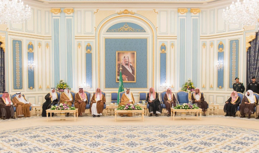الملك يستقبل المفتي والأمراء والعلماء وجموعا من المواطنين