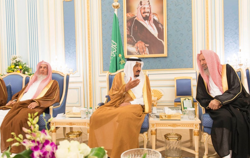 الملك يستقبل المفتي والأمراء والعلماء وجموعا من المواطنين