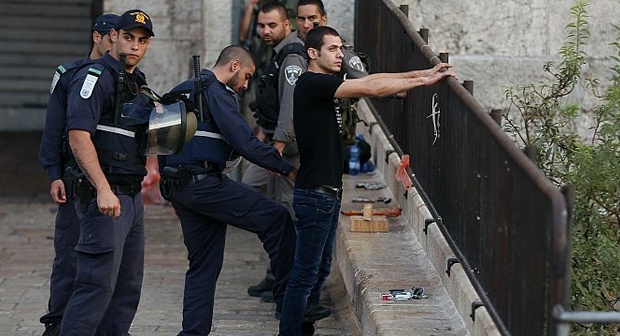 حواجز إسرائيلية على مداخل الأحياء الفلسطينية في القدس وعباس يحذر من "صراع ديني"