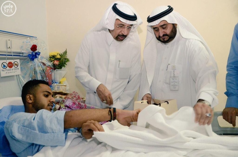 وزير الصحة يطمئن على مصابي الاعتداء الإرهابي في سيهات
