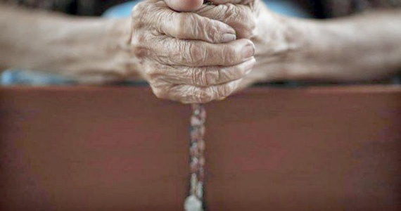 «الاستبداد الرمزي» .. تسلط المجتمع وسطوة عاداته على الفرد