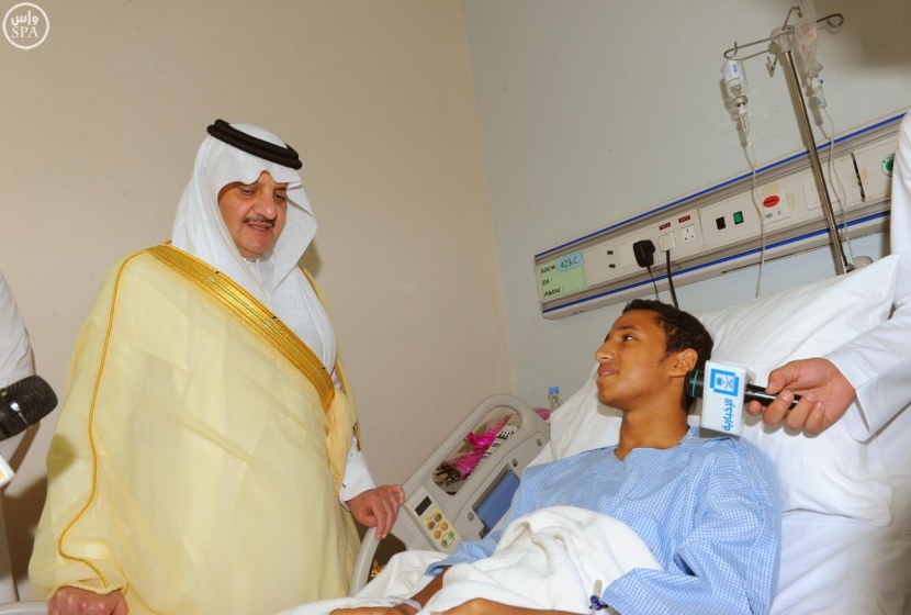 أمير الشرقية يطمئن على صحة مصابي الاعتداء الإرهابي في سيهات
