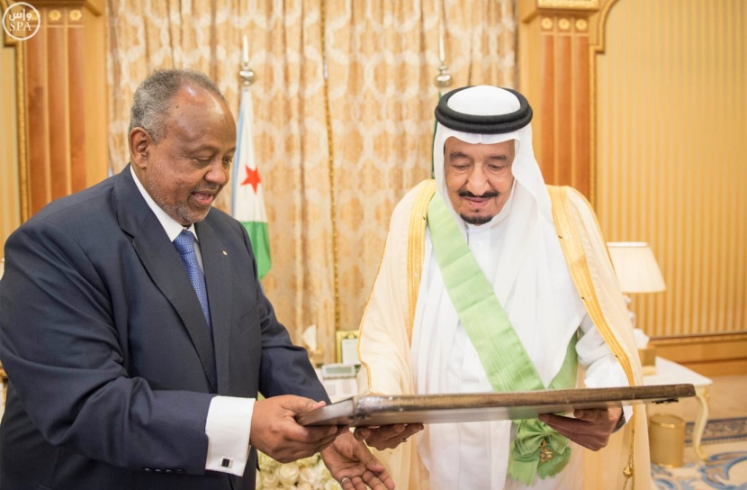الملك يبحث مع الرئيس الجيبوتي تعزيز العلاقات الثنائية