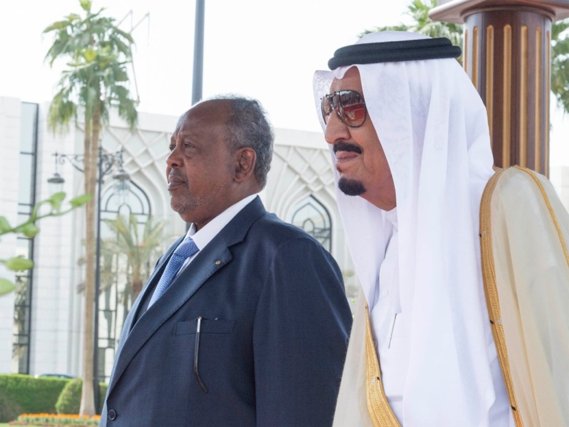 الملك يبحث مع الرئيس الجيبوتي تعزيز العلاقات الثنائية