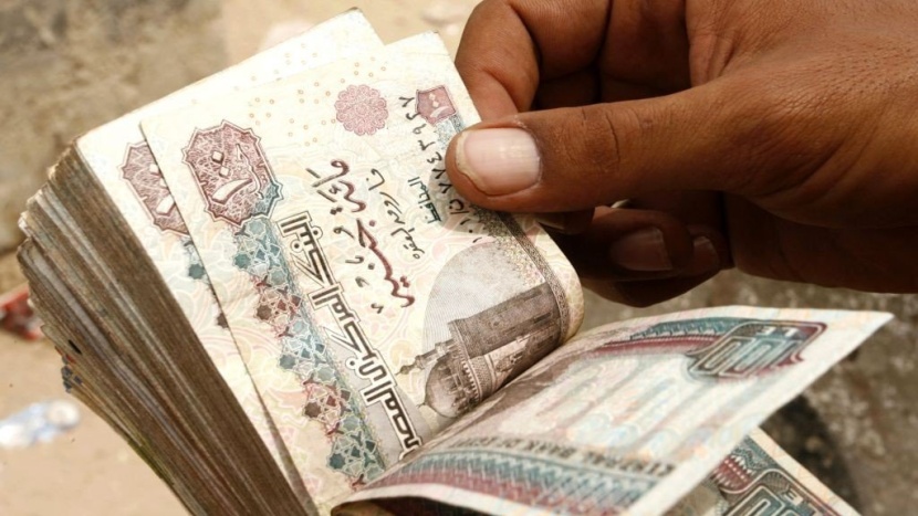 العملة المصرية تجتاز رسميا حاجز 8 جنيهات للدولار وتهوي في السوق السوداء