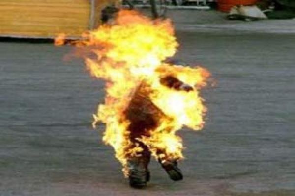 لاجئ يشعل النار في نفسه خشية ترحيله من أستراليا