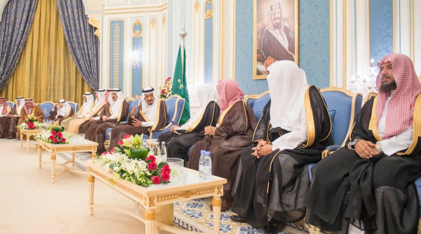 الملك يستقبل الأمراء والعلماء وجموعا من المواطنين