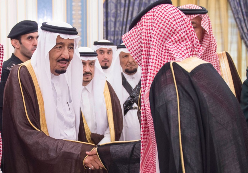الملك يستقبل الأمراء والعلماء وجموعا من المواطنين