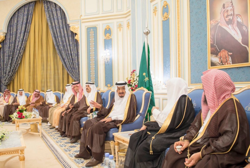الملك يستقبل الأمراء والعلماء وجموعا من المواطنين