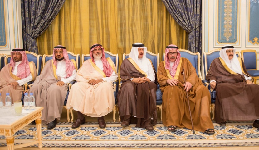 الملك يستقبل الأمراء والعلماء وجموعا من المواطنين