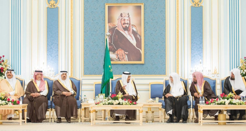 الملك يستقبل الأمراء والعلماء وجموعا من المواطنين