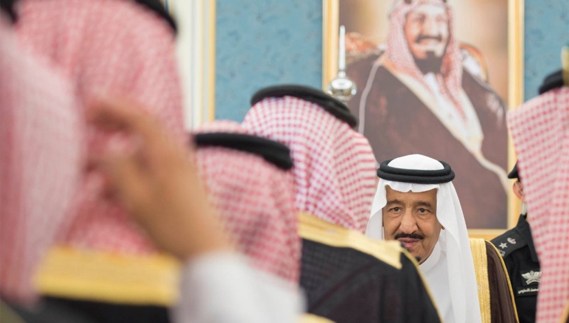 الملك يستقبل الأمراء والعلماء وجموعا من المواطنين