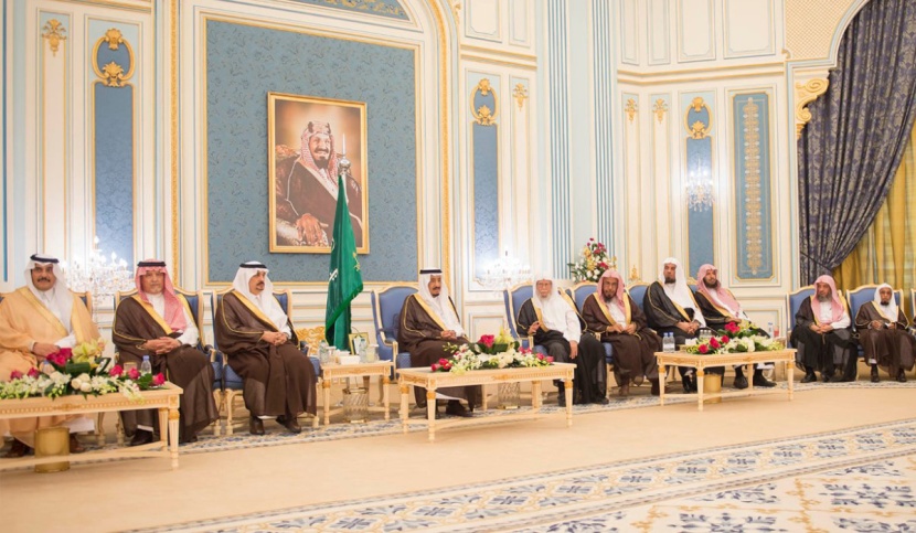 الملك يستقبل الأمراء والعلماء وجموعا من المواطنين