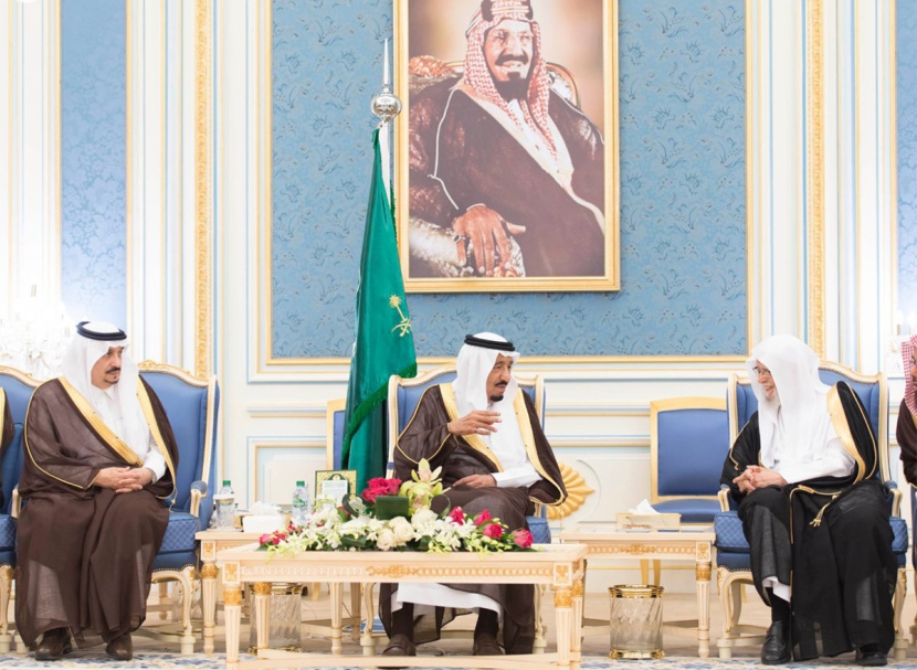 الملك يستقبل الأمراء والعلماء وجموعا من المواطنين
