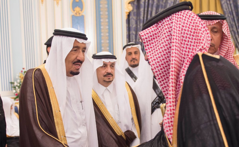 الملك يستقبل الأمراء والعلماء وجموعا من المواطنين
