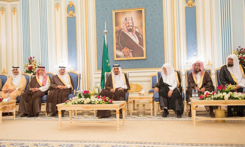 الملك يستقبل الأمراء والعلماء وجموعا من المواطنين