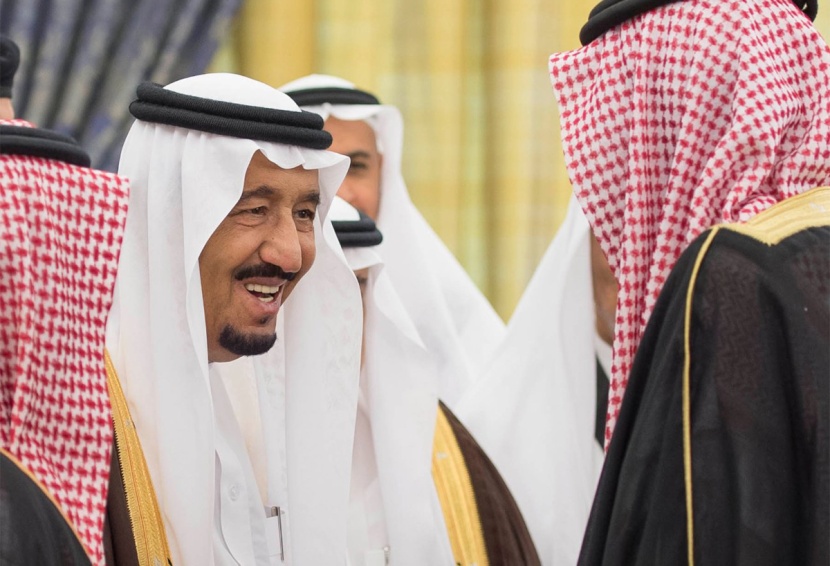 الملك يستقبل الأمراء والعلماء وجموعا من المواطنين