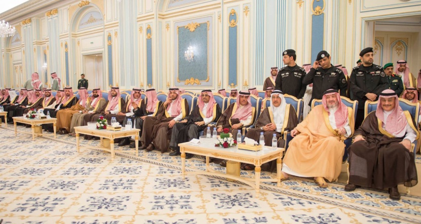 الملك يستقبل الأمراء والعلماء وجموعا من المواطنين