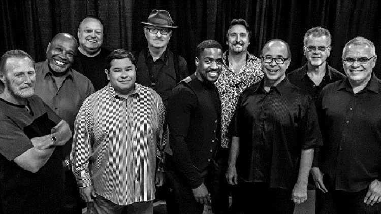 قطار يدهس عضوين في فرقة موسيقية مشهورة