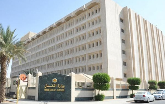 "العدل" تنهي معاناة مساهمي "سوق المنار" .. وتحيل صاحبها إلى "الإدعاء العام"