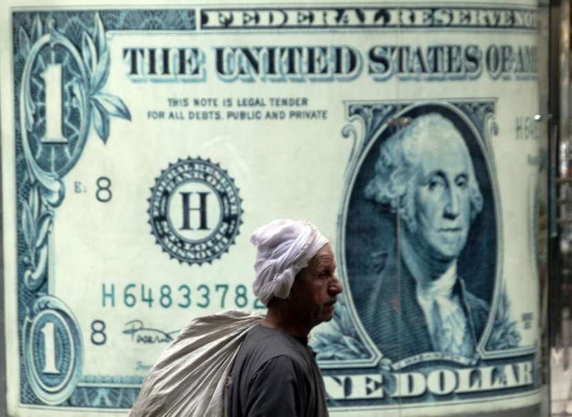 استقرار سعر الدولار وارتفاع طفيف بسعر الذهب في السوق المصرية