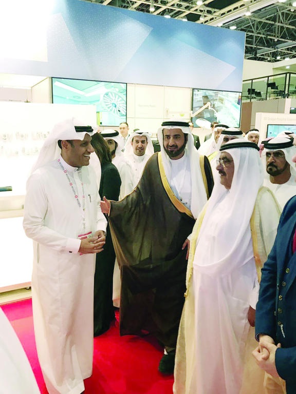 آل مكتوم ود. الربيعة يزوران جناح مجموعة د. سليمان الحبيب في معرض الصحة العربي