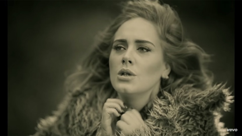 أديل تفوز بجائزة جرامي لأفضل أغنية في العام