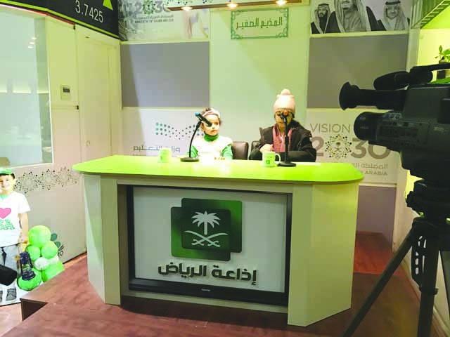 1600 طفل يكسرون حاجز الخوف ويديرون حوارات ثقافية في «المذيع الصغير»