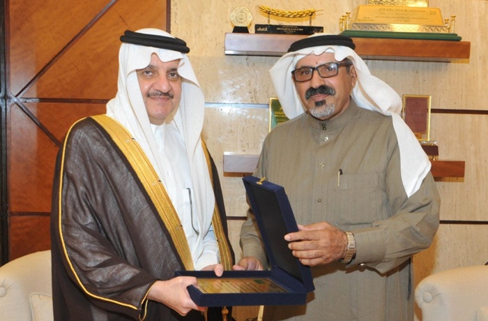 رحالة سبعيني يجوب الخليج سيرا على الأقدام