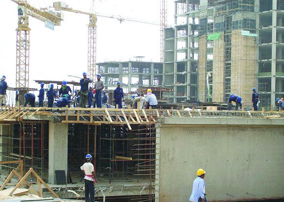 تراجع الأجور في قطاع الإنشاءات إلى 80 ريالا للعامل