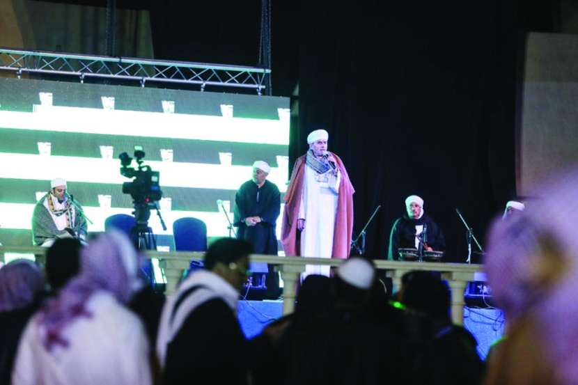 برقصات «العصا» وصوت المزمار .. المصريون يحتفون بالسعوديين  في الجنادرية