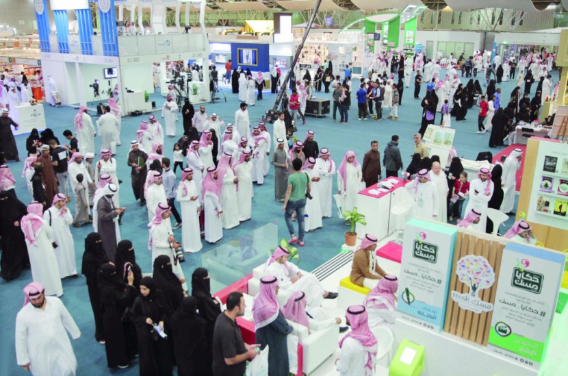 «كتاب الرياض» .. حضور نسائي لافت والشباب يستأثرون بالبرامج