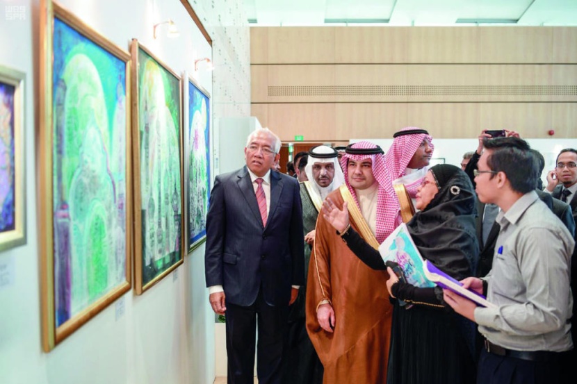 «البلاتين الأبيض» .. لوحة لفنانة ماليزية تحكي الألم والعاطفة