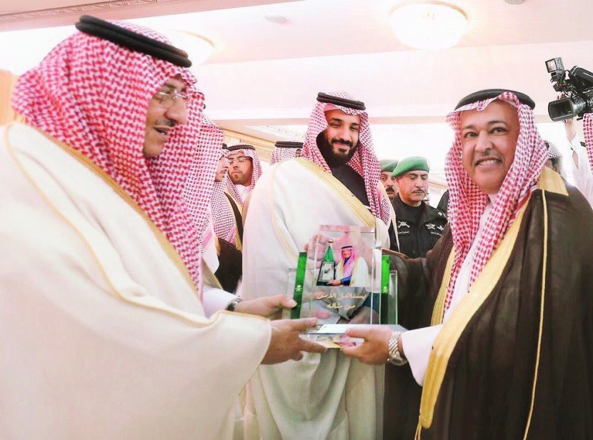نائب خادم الحرمين الشريفين يتسلم درعا تذكارية من رئيس «الاتصالات السعودية»