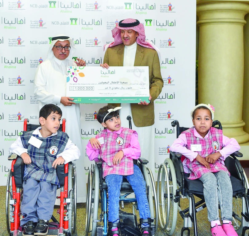 الأمير سلطان بن سلمان يتسلم ريع مبادرة البنك الأهلي 
«لا لطباعة الإيصال»