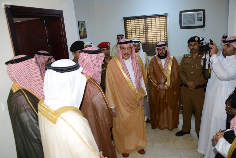 أمير جازان يسلم مفاتيح 672 وحدة سكنية للمستفيدين من مشروعات الإسكان