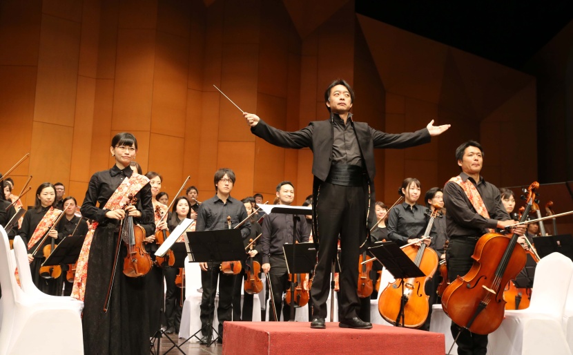 السعوديون يتفاعلون مع "الأوركسترا اليابانية" في الأسبوع الثقافي