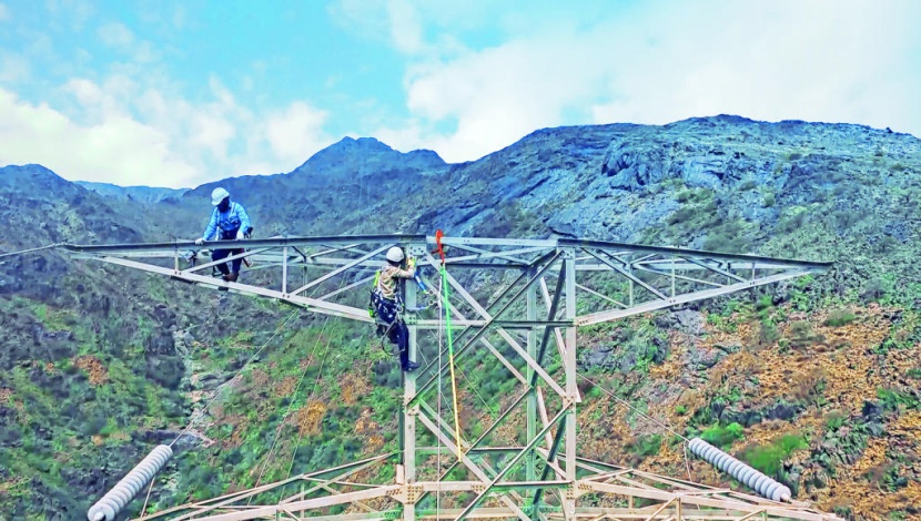 23 ألف مهندس وفني سعودي يقودون أكبر منظومة كهربائية بالمنطقة .. مهام خطرة وجوائز دولية