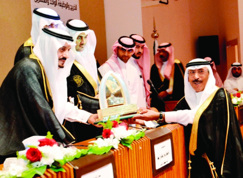 أمير الرياض يكرم البنك الأهلي لفوزه بجائزة 
«الأكثر توظيفا» لخريجي معهد الإدارة