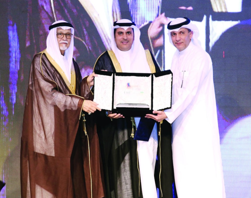 هيئة المنشآت الصغيرة والمتوسطة تكرم البنك الأهلي لدعمه استقطاب الكفاءات الوطنية