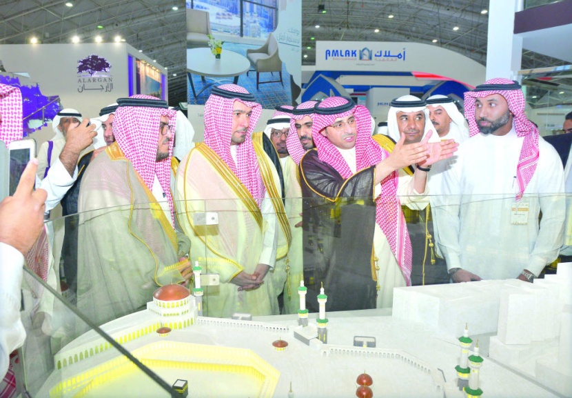 وزير الإسكان: أسعار الأراضي تراجعت 9 % .. والفلل والوحدات السكنية 8 %