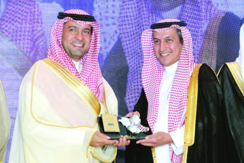 وزير الإسكان يكرم بنك الجزيرة لرعايته معرض الرياض للعقارات والتطوير العمراني